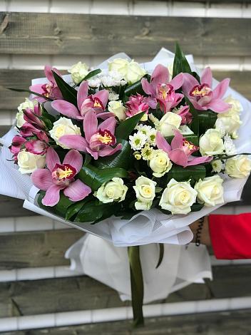 Букет цветов из: Розы и Хризантемы в Голубино